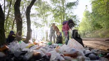 女志愿者清理了一个大垃圾填埋场。 森林中的非法填埋破坏了自然和生态。 志愿者